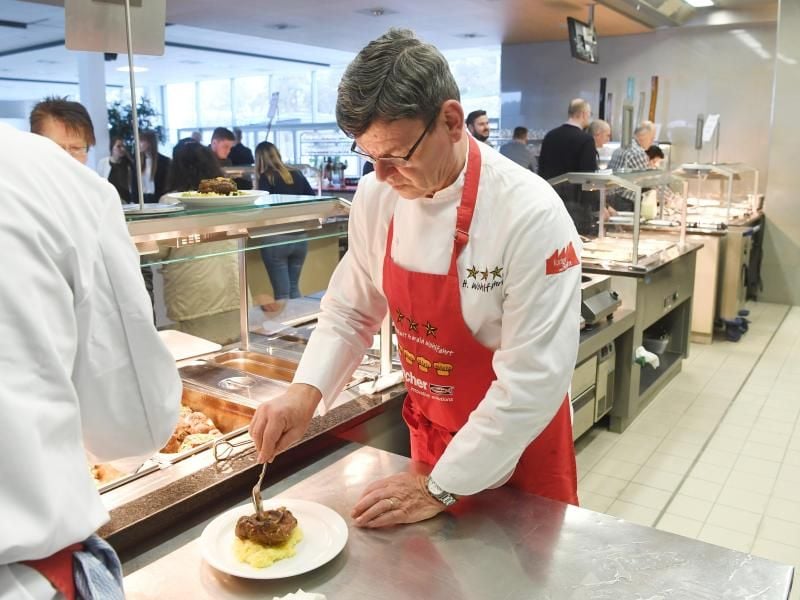 Der Spitzenkoch Harald Wohlfahrt serviert im Betriebsrestaurants der Unternehmensgruppe Fischer ein Gericht, das er zuvor für Mitarbeiter der Firma kreiert hat. Foto: Uli Deck/dpa