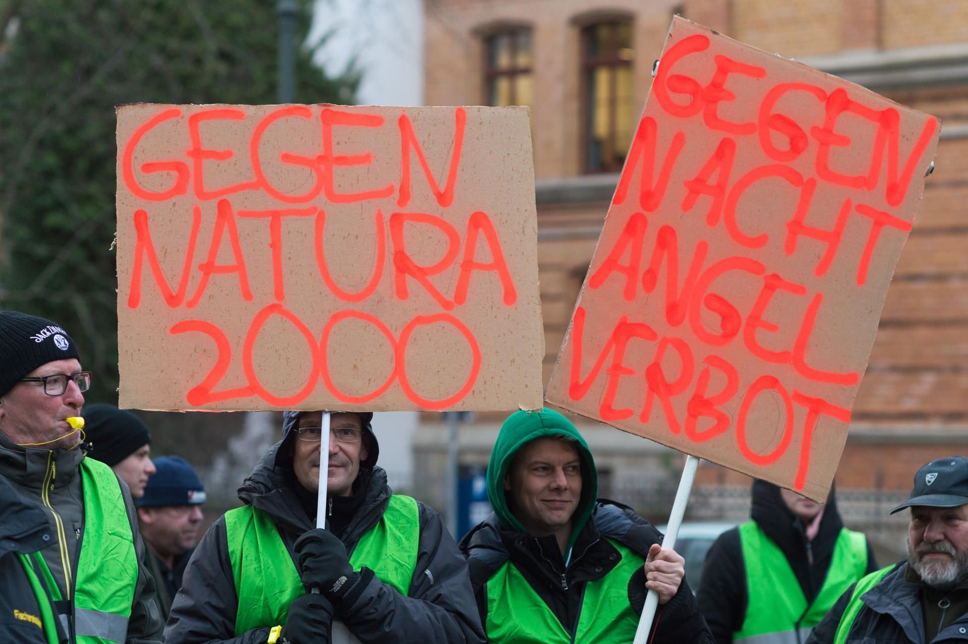 Mehrere Verbände aus dem ländlichen Raum demonstrierten dort gegen die Umsetzung des europäischen Artenschutzprojekts „Natura 2000“ in Sachsen-Anhalt.