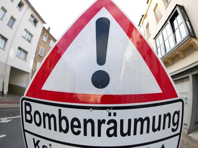 Auf einem Verkehrsschild wird auf eine Bombenräumung hingewiesen. Foto: Friso Gentsch/dpa/Symbolbild