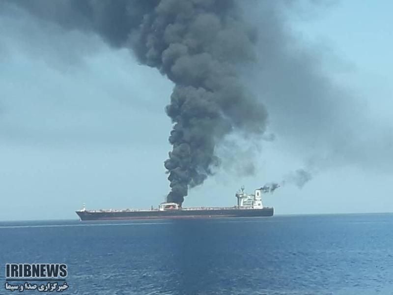 Nach einem Angriff steigt Rauch vom Öltanker „Front Altair” auf. Das unter der Flagge der Marshallinseln fahrende Schiff ist am frühen Morgen zwischen den Vereinigten Arabischen Emiraten und dem Iran attackiert worden. Foto: IRIB News