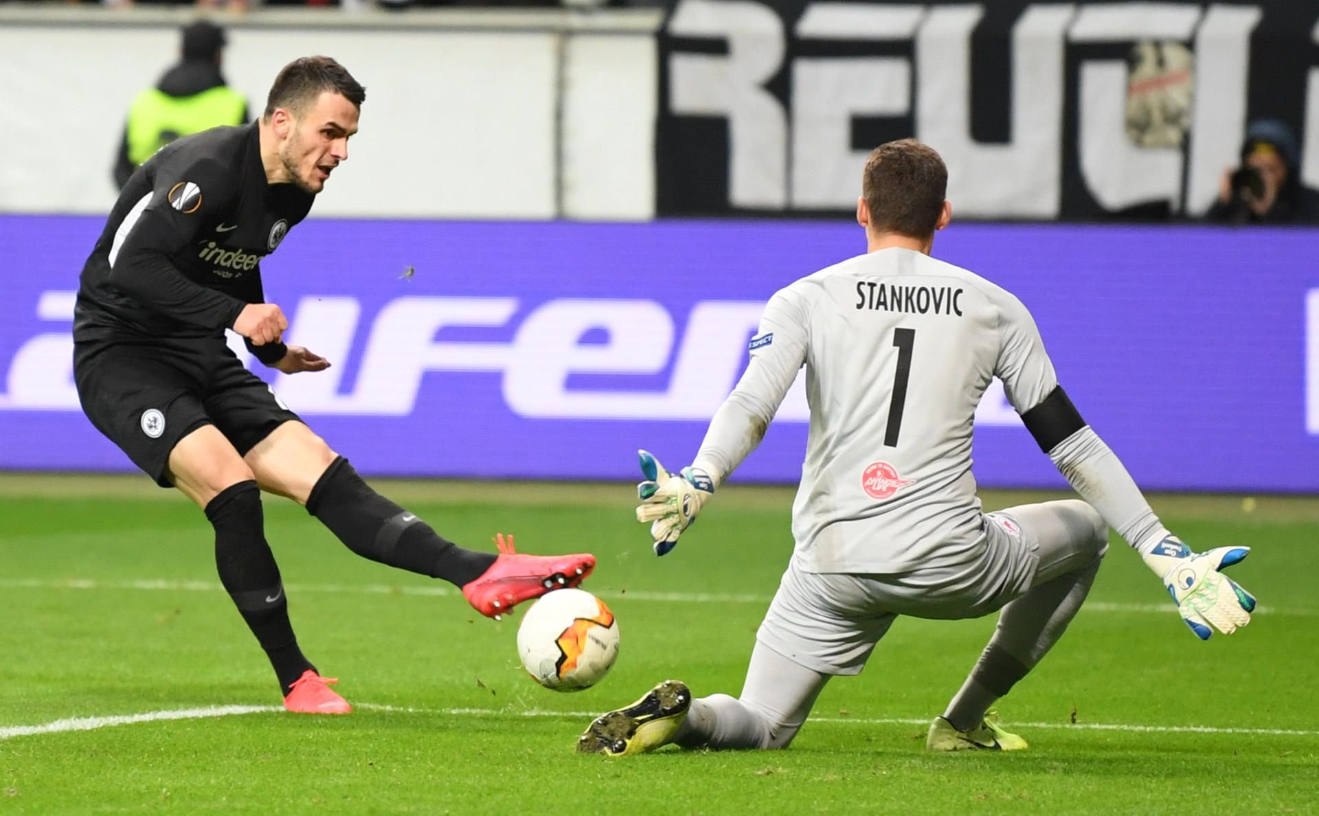 Szene aus dem Hinspiel zwischen Frankfurt und Salzburg