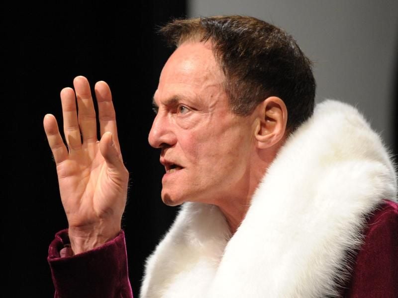 Dieter Laser als Orsino in dem Stück „Was ihr wollt”. Foto: Soeren Stache/dpa-Zentralbild/dpa