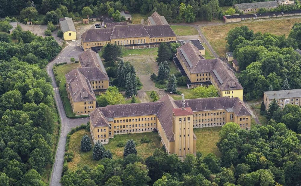 Luftbild der Gebäude auf dem Großen Ziegenberg in Ballenstedt