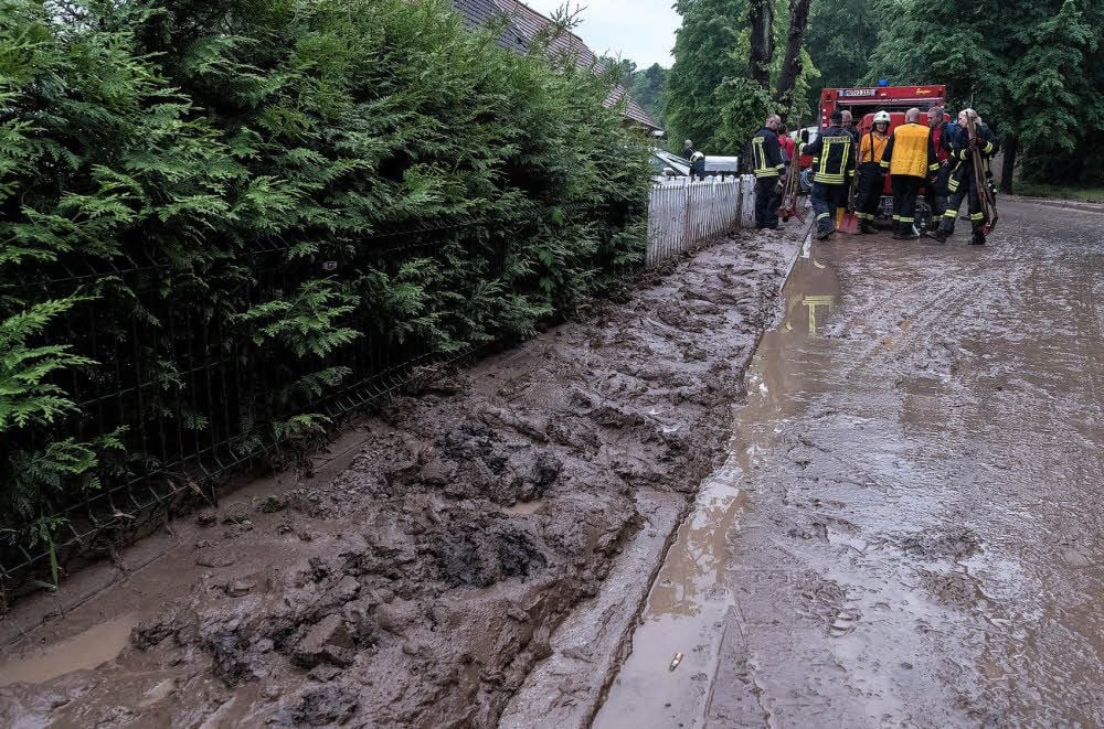 Tonnenweise Schlamm hat sich innerhalb von elf Tagen zum zweiten Mal in den Straßen, Gärten und Häusern in Zingst ergossen.