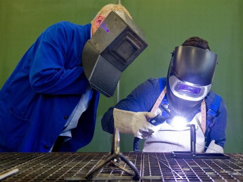 Die Prämie soll Ausbildungsplätze im Mittelstand erhalten. Foto: Daniel Bockwoldt/dpa