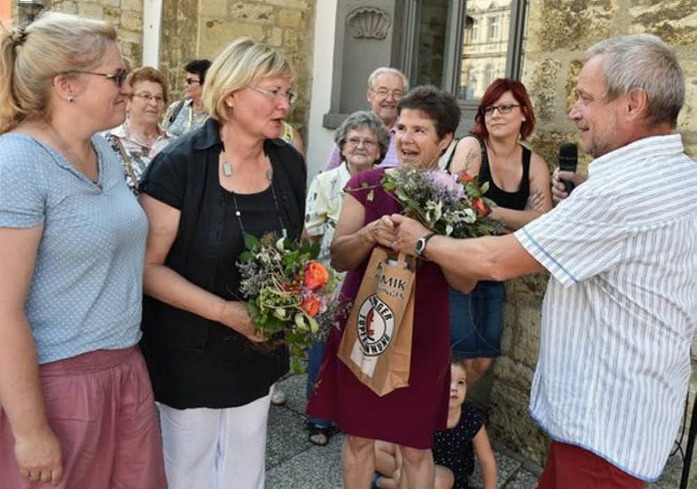 25 Jahre Töpfermarkt in Naumburg: Brit Heide und Christian Wolff dankten damals Madleen Kröner und Kerstin Goschala für die Organisation.