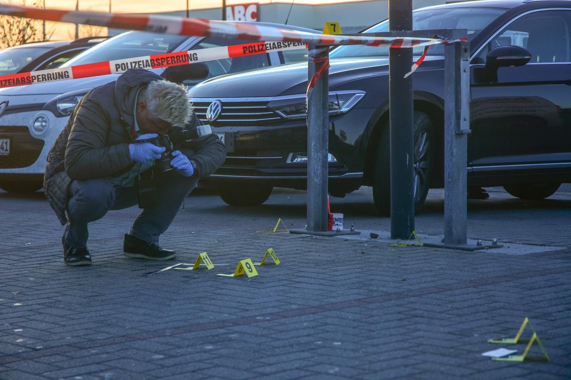Nach Meldungen über eine Kindesentführung auf einem Parkplatz in Hohenwarsleben sichern Kriminaltechniker Spuren.