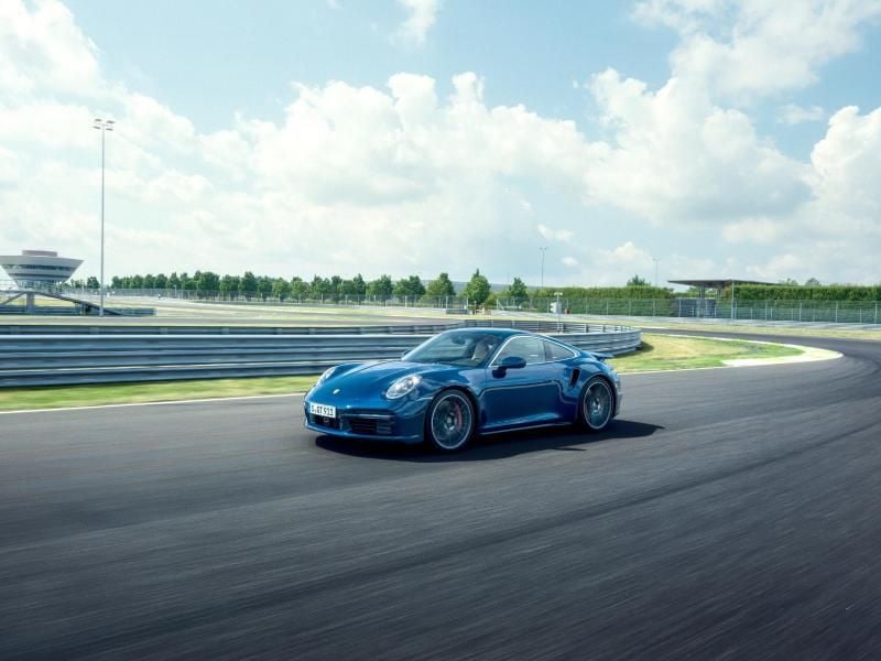 In 2,8 Sekunden auf Tempo 100: Porsche hebt nach dem S-Modell nun den „einfachen” Turbo mit 580 PS ins 911er-Programm. Foto: Porsche AG/dpa-tmn