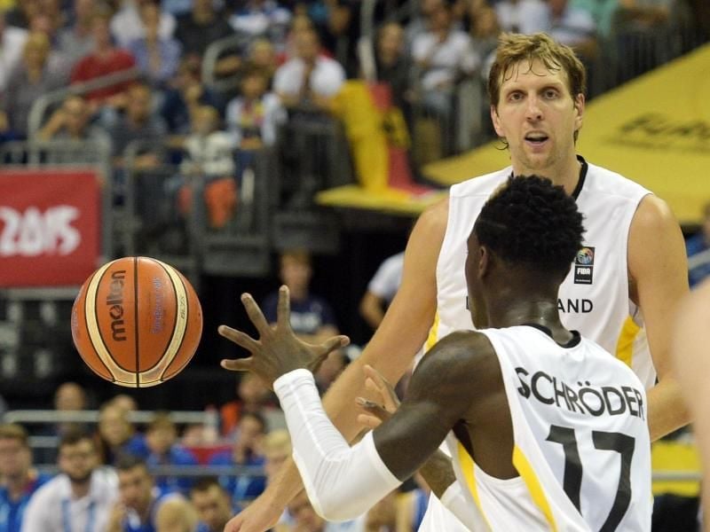 Spielte nur im Sommer 2015 gemeinsam m mit Dennis Schröder im DBB-Team: Dirk Nowitzki (hinten). Foto: Rainer Jensen