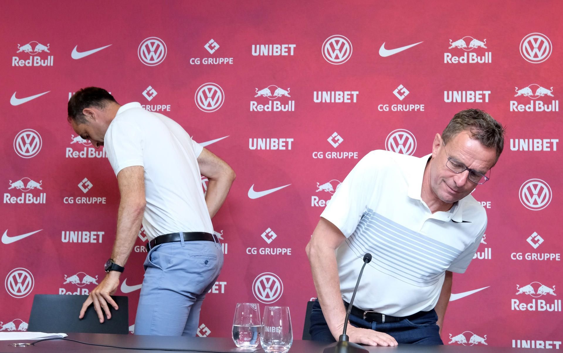 Oliver Mintzlaff (l), RB-Geschäftsführer, und Trainer Ralf Rangnick bei einer Pressekonferenz. Rangnick, bisheriger Trainer und Sportdirektor von RB Leipzig, wird in Zukunft nicht mehr beim Fußball-Bundesligisten, sondern bei Red Bull beschäftigt sein.