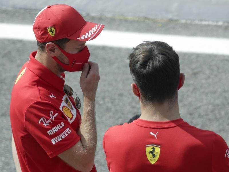 Die beiden Ferrari-Piloten Sebastian Vettel (l) und Carles Leclerc im Gespräch. Foto: Luca Bruno/AP Pool/dpa