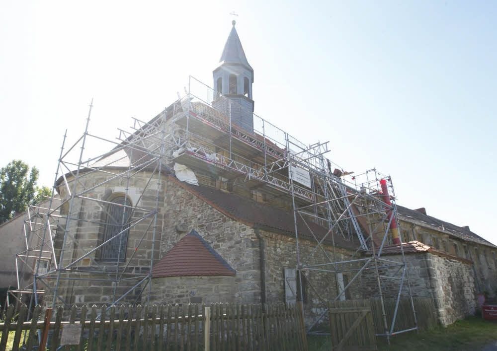 Die Dach- und Fassadenarbeiten an der Wimmelburger Kirche stehen kurz vor dem Abschluss.