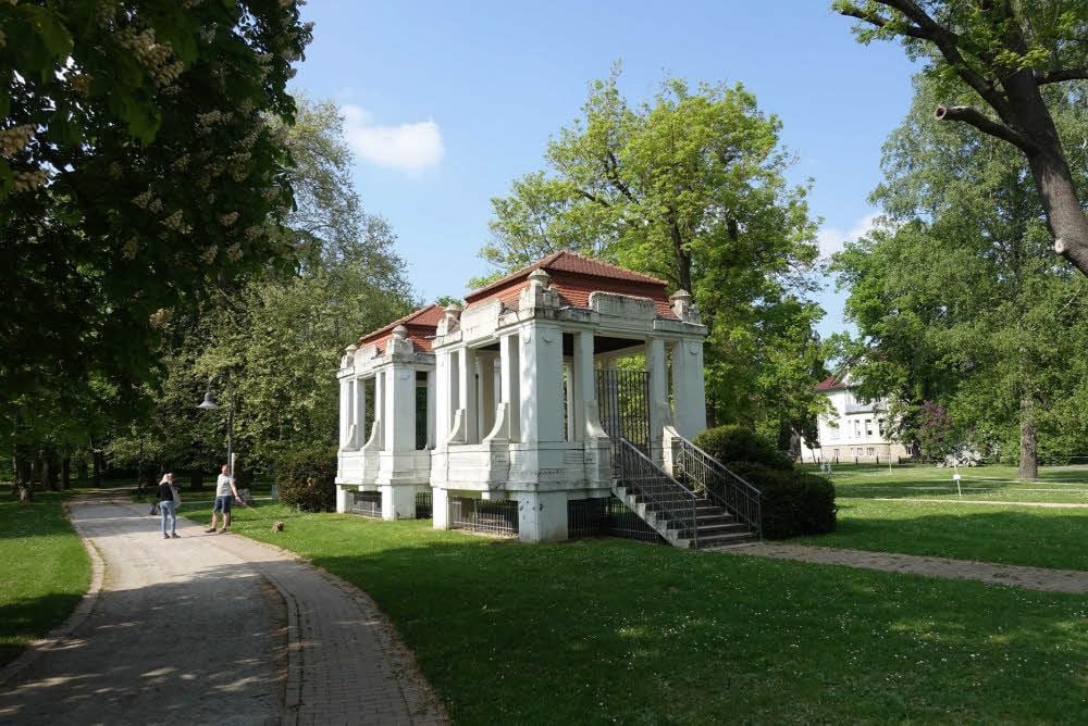 Hübsch, aber nur von Weitem: Die Trinkhalle soll demnächst saniert werden.