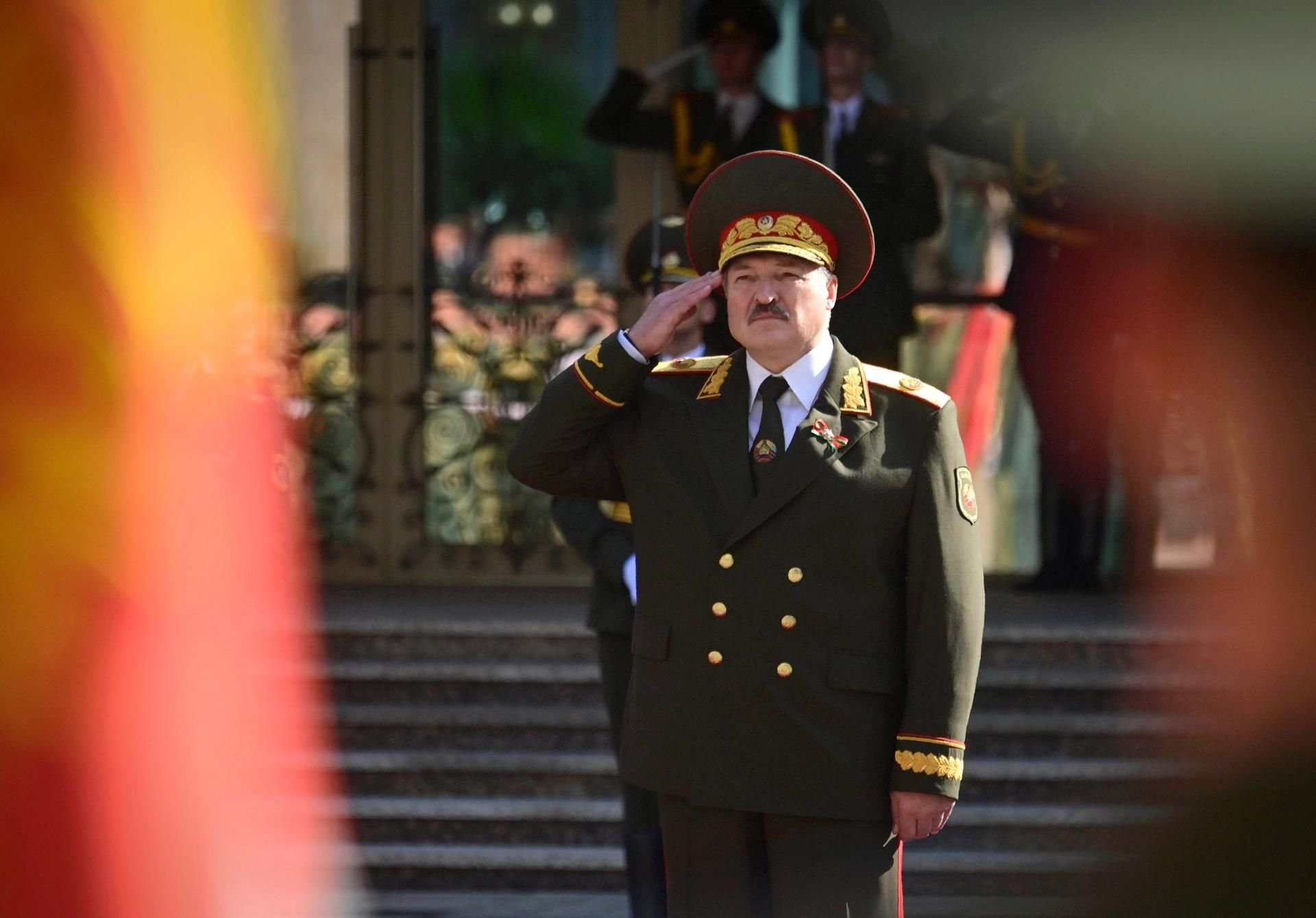 Alexander Lukaschenko salutiert bei der Zeremonie zu seiner Amtseinführung.