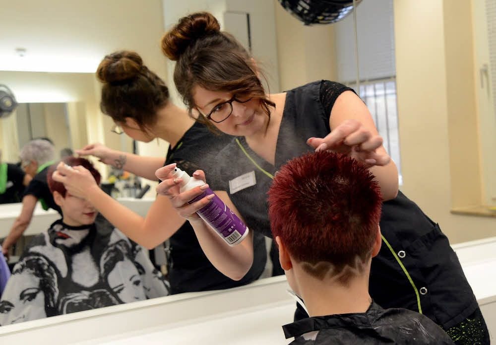 Franziska Walther hat den Beruf der Friseurin bei der Friseur und Kosmetik GmbH erlernt und ist nun Mitarbeiterin.