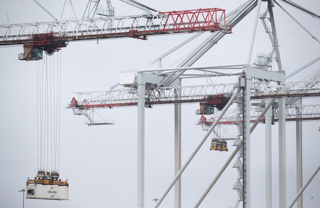 Ein Container wird auf das Schiff «Nordautum» geladen, das am Liegeplatz des DP World Containerterminals im Hafen von Southampton liegt. +++ dpa-Bildfunk +++