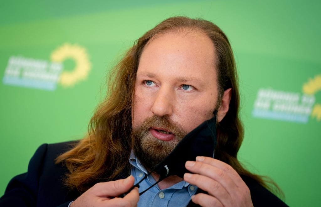 Anton Hofreiter, Fraktionsvorsitzender von Bündnis 90/Die Grünen, nimmt zu Beginn der digitalen Fraktionssitzung seiner Partei im Bundestag vor einer Pressekonferenz die Mund-Nasen-Bedeckung ab. Hofreiter nimmt nach der Geburt seines ersten Kindes in der vergangenen Woche eine kurze Auszeit vom politischen Tagesgeschäft. (zu dpa "Grünen-Fraktionschef Hofreiter nimmt kurze Auszeit nach Geburt") +++ dpa-Bildfunk +++