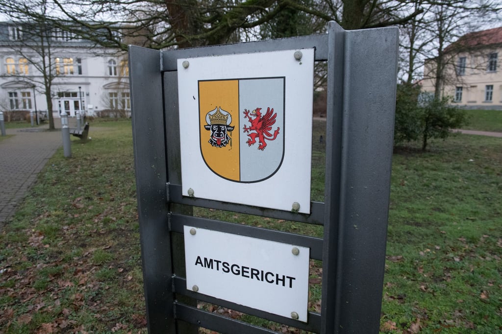 ARCHIV - 20.01.2020, Mecklenburg-Vorpommern, Greifswald: Ein Schild mit der Aufschrift "Amtsgericht" steht vor dem Amtsgericht in Greifswald. Bei den Amtsgerichten in Mecklenburg-Vorpommern sind seit Beginn der Pandemie rund 200 Verfahren im Zusammenhang mit der Corona-Landesverordnung eingegangen. (zu dpa: "Rund 200 Verfahren zur Corona-Landesverordnung bei Amtsgerichten") Foto: Stefan Sauer/dpa +++ dpa-Bildfunk +++