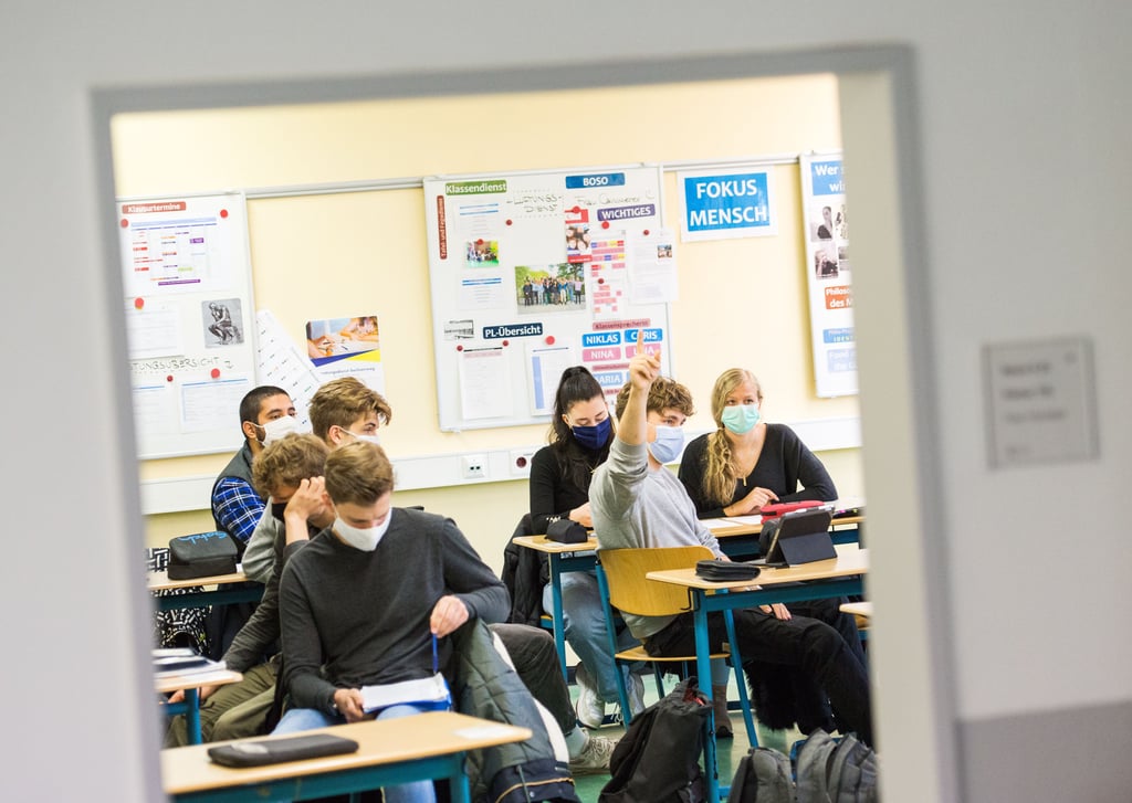 Schüler einer 13.Klasse der Oberstufe der Stadtteilschule Niendorf sitzen mit Mund-Nasen-Bedeckungen im Deutsch-Unterricht. Nach zwei Wochen Herbstferien hat an Hamburgs Schulen am Montag wieder der Unterricht begonnen. Für Berufsschüler und die Schüler an den Oberstufen der allgemeinbildenden Schulen gelten verschärfte Corona-Bedingungen. (zu dpa "Erster Schultag für Hamburgs Schüler nach den Herbstferien") +++ dpa-Bildfunk +++