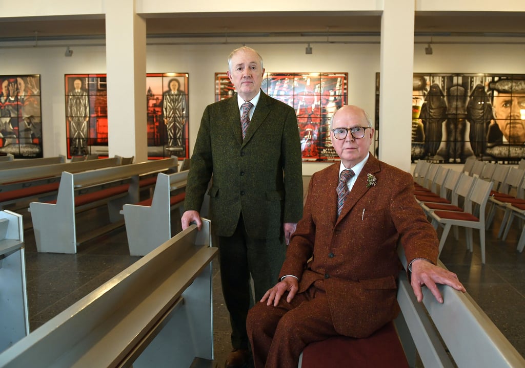 ARCHIV - 17.05.2017, Berlin: Die britischen Künstler Gilbert Prousch (l) und George Passmore vom Künstlerduos Gilbert & George stehen in der St.-Matthäus-Kirche. Seit über einem halben Jahrhundert leben und arbeiten die beiden Exzentriker Gilbert & George als preisgekröntes Gesamtkunstwerk. (zu dpa: «Gilbert & George: Religionen haben Schreckliches getan») Foto: Britta Pedersen/dpa-Zentralbild/dpa +++ dpa-Bildfunk +++