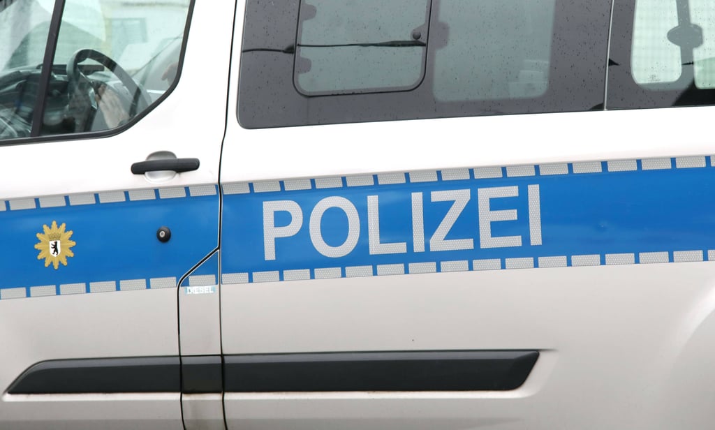 15.03.2021, Berlin - Deutschland. Polizeiwagen mit der Aufschrift Polizei. *** 15 03 2021, Berlin Germany police car with the inscription Polizei