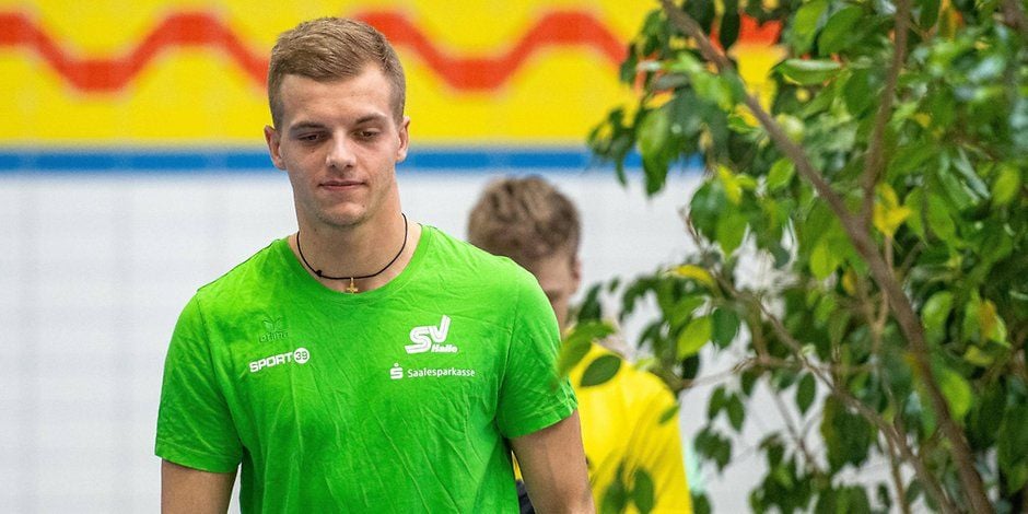 Wasserspringer Timo Barthel vom SV Halle, hier im Januar 2020 auf dem Weg zum Wettkampf.