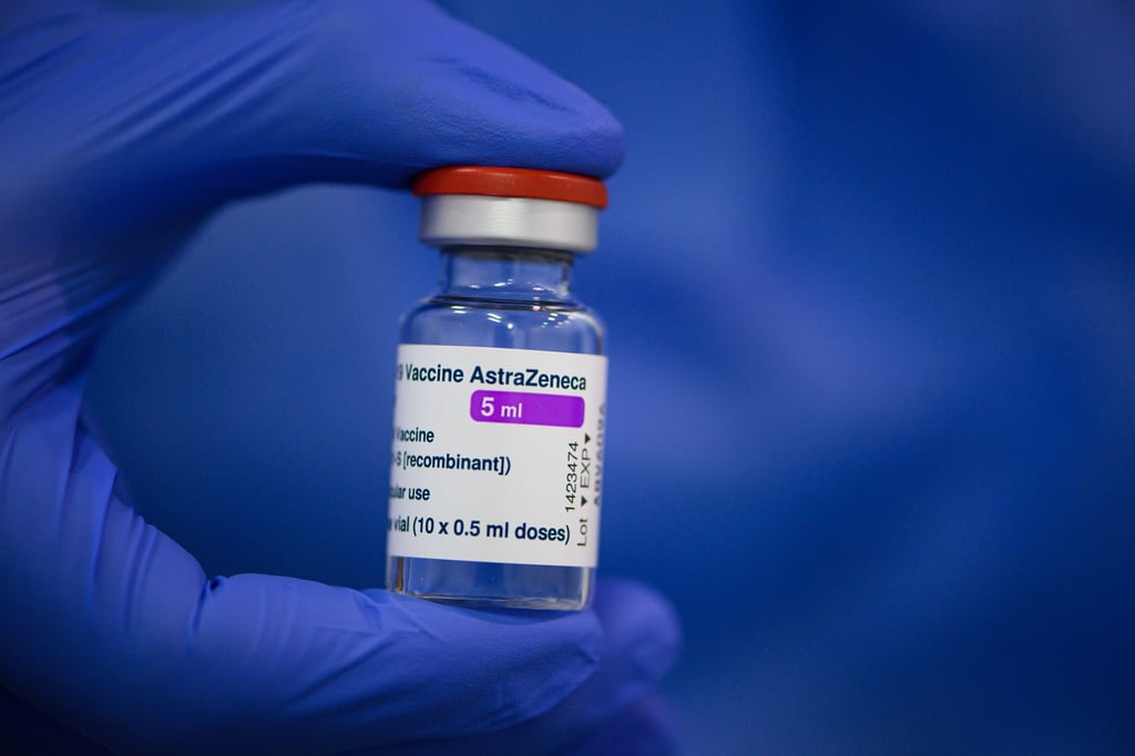 ARCHIV - 20.03.2021, Sachsen, Dresden: Ein Mitarbeiter im Impfzentrum in der Messe Dresden hält ein Fläschchen mit dem Astrazeneca-Wirkstoff gegen Corona in seiner Hand.(zu dpa: "EMA: Keine Einschränkung von Astrazeneca-Impfstoff - Risiken gering ") Foto: Robert Michael/dpa-Zentralbild/dpa +++ dpa-Bildfunk +++