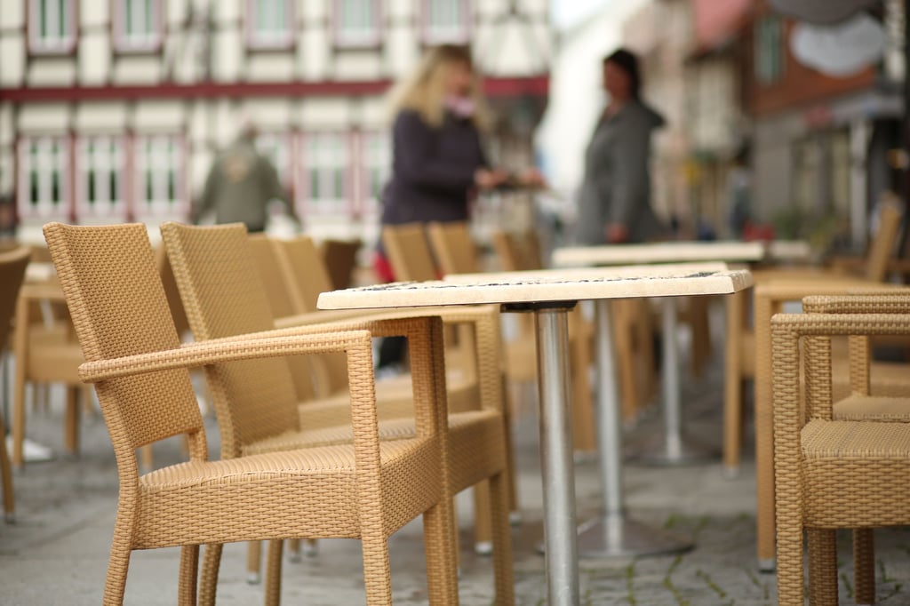 Bislang hat die Stadt Magdeburg landesweit die besten Chancen , erste Öffnungsschritte auch tatsächlich umzusetzen. Am Montag und Dienstag lag hier die Inzidenz bei einem Wert von unter 100. Sollte dieser Trend bis Freitag anhalten, könnte die Außengastronomie schon ab nächster Woche wieder öffnen.Foto: