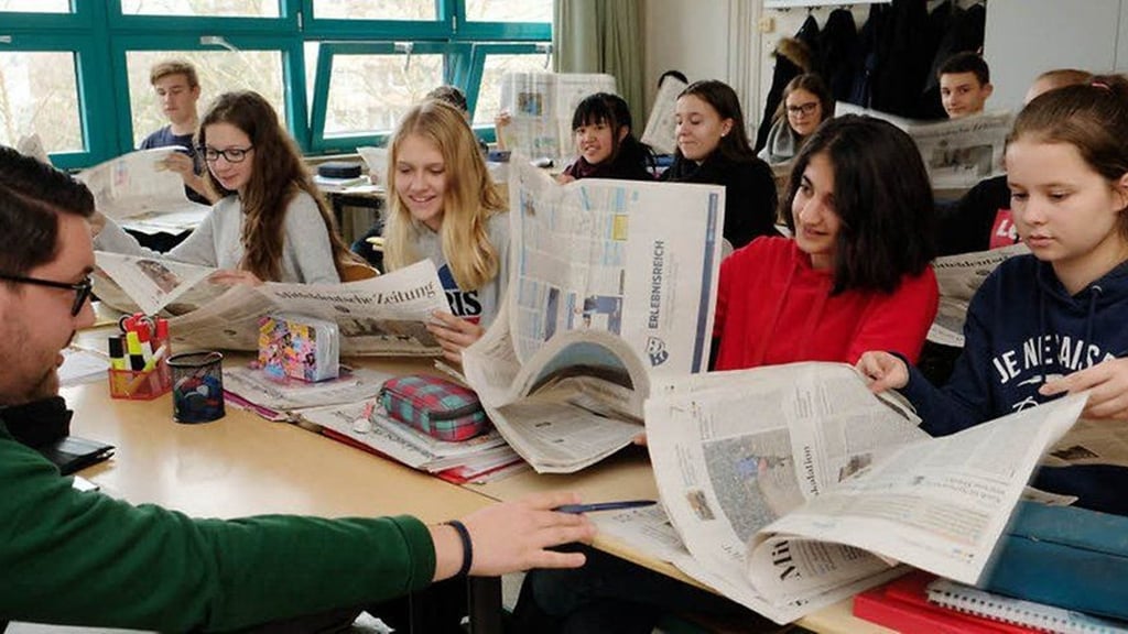 MZ-Redakteur Maximilian Mühlens gibt den Schülern Hinweise.