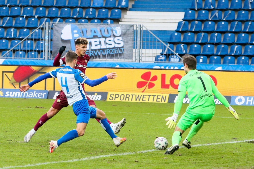 Dresdens Heinz Mörschel trifft zum 1:0 gegen Magdeburg.
