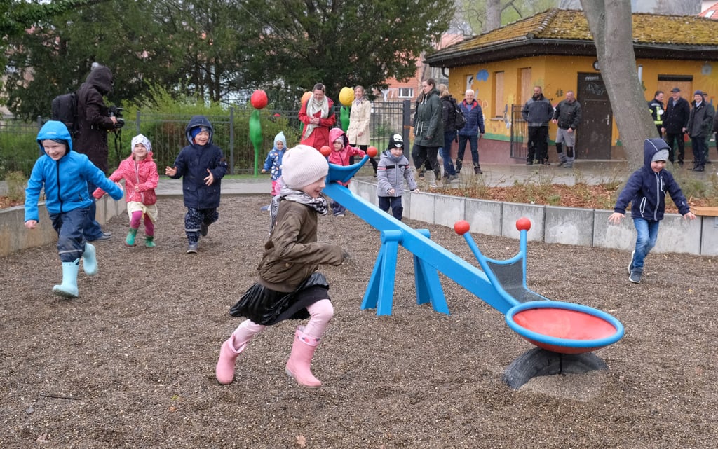 Nach dem symbolischen Scherenschnitt gab es für die ersten Knirpse kein Halten mehr: Sie eroberten ihren neuen Spielplatz im Blankenburger Stadtpark.