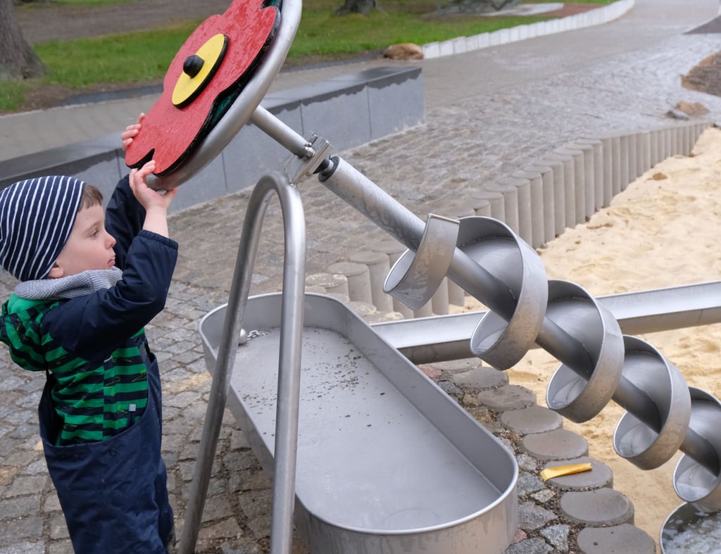 Der kleine Till probierte die archimedische Schraube aus.