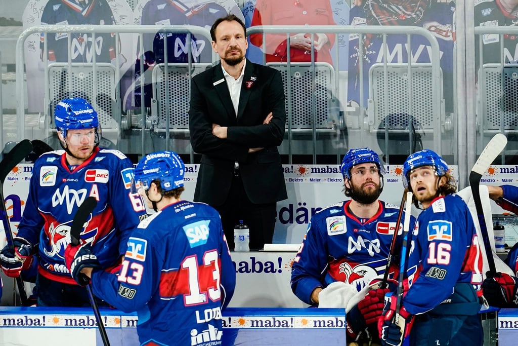 Das Ausscheiden des Titel-Top-Favoriten Adler Mannheim nagt an Trainer Pavel Gross.