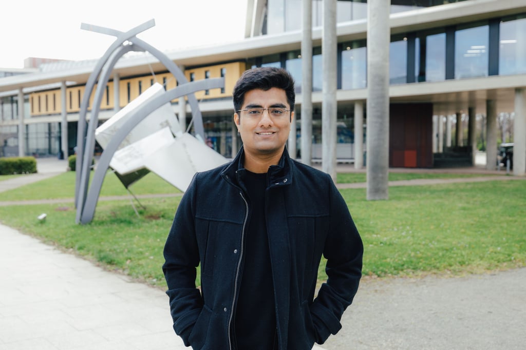 Anirban Saha studiert an der Universität in Magdeburg. Er gibt in seinem Podcast Karrieretipps für Studenten weiter. Foto: