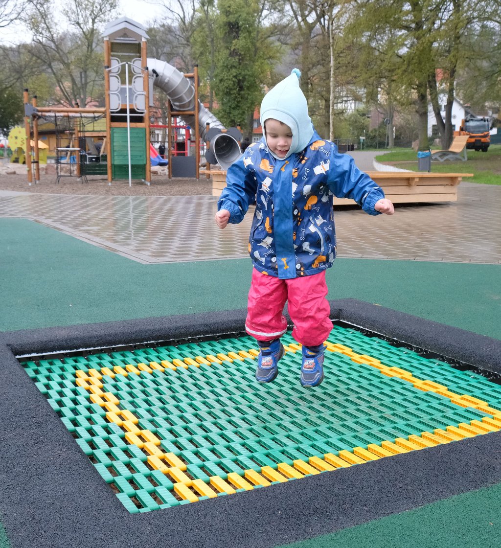 Für viel Spaß sorgen gleich zwei solcher Bodentrampoline.