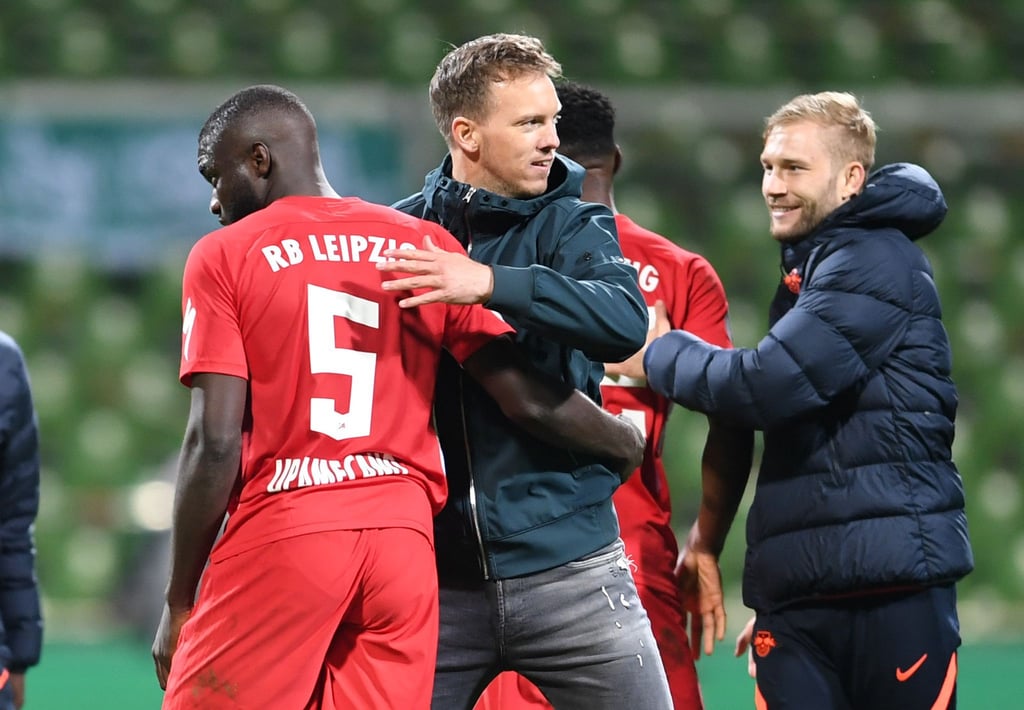 Leipzigs Trainer Julian Nagelsmann (M) freut sich nach dem Spiel mit seinem Team über den Finaleinzug.