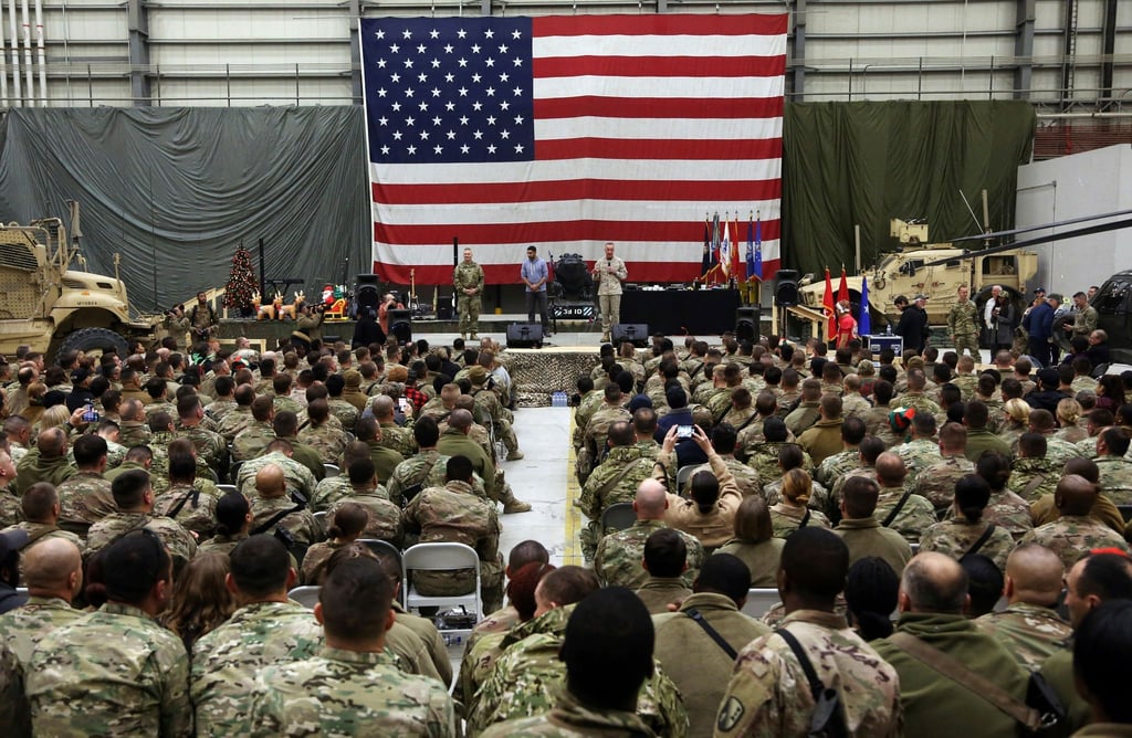 Joseph Dunford (Bühne,r), Vorsitzender der Joint Chiefs of Staff, spricht 2017 in Kabul zu US-Soldaten.