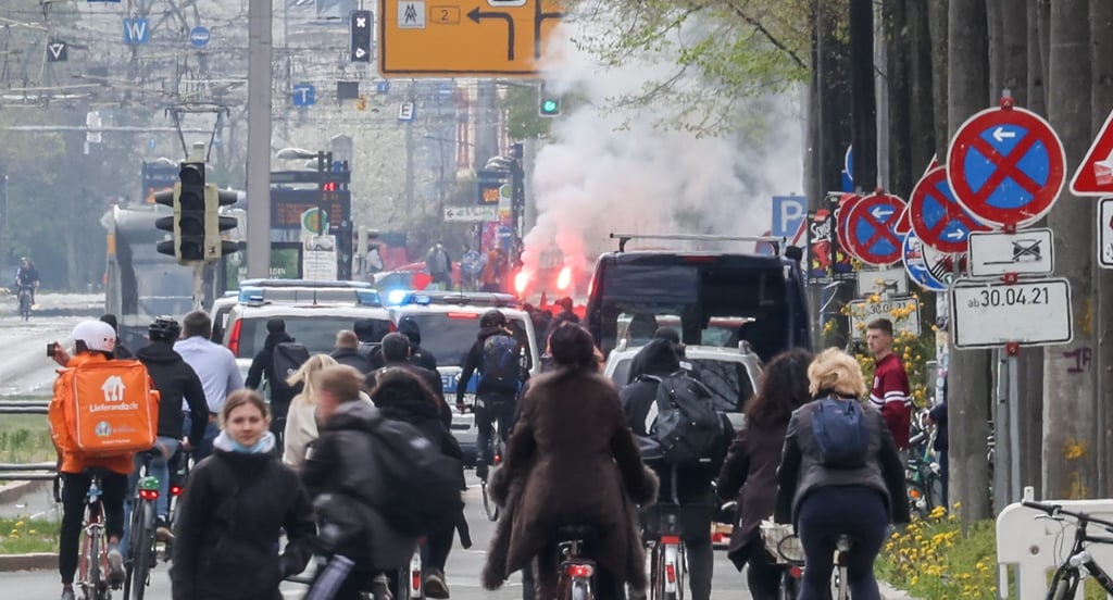 Teilnehmer einer linken Demonstration zünden Pyrotechnik im Süden der Stadt. Die Stadt Leipzig hat drei für den 1. Mai angemeldete Demonstrationen verboten. Dazu zählen die Kundgebung des III. Weges sowie zwei Veranstaltungen, die von der Bürgerbewegung Leipzig 2021 angemeldet worden waren.