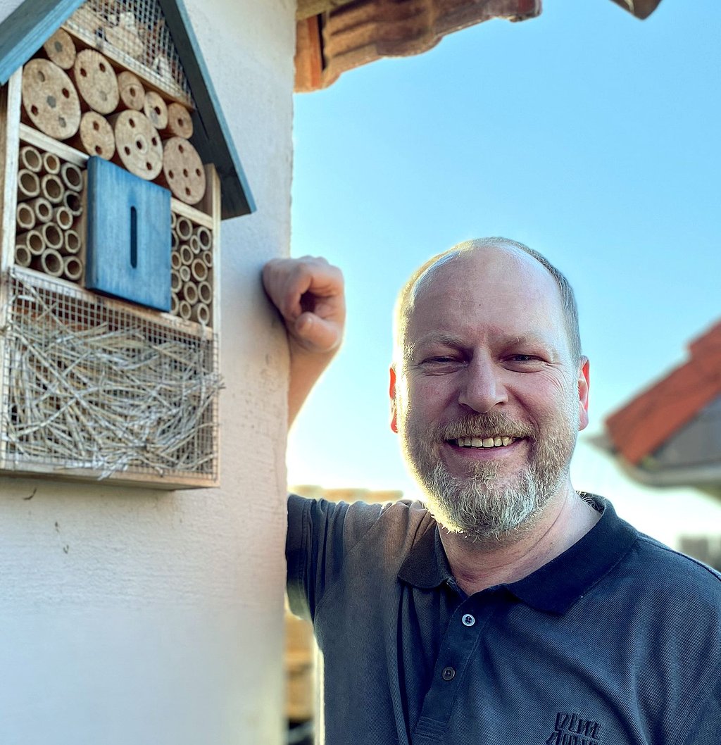 Jens Kaßmann vertreibt nicht nur Honigprodukte, er wirbt auch für mehr Hilfe für Bienen und Insekten. Und er will mit Praxistipps anderen Händlern und Dienstleistern beim Aufbau von Onlineshops helfen.