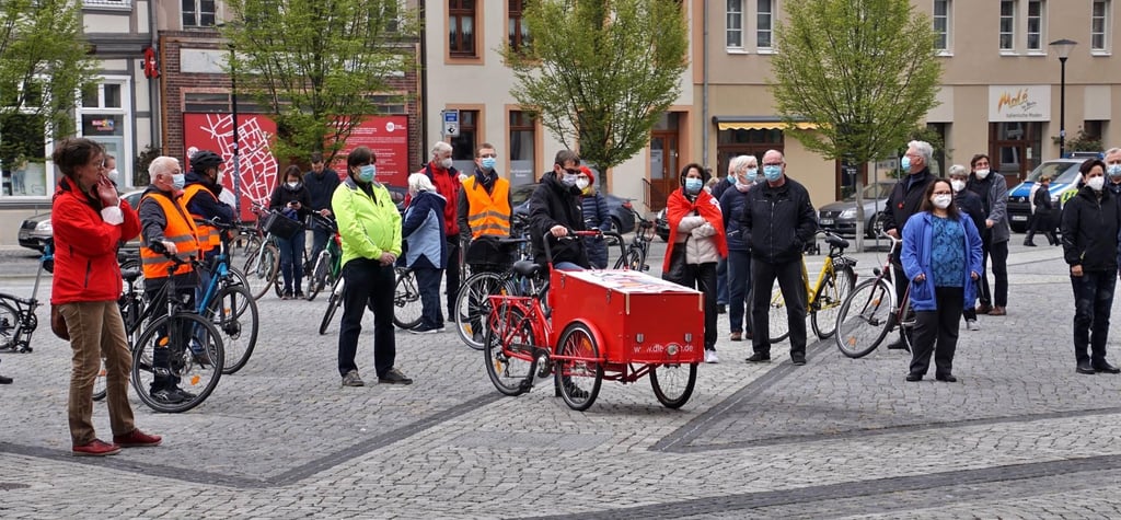 Etwa 30 Personen demonstrierten in Stendal für bessere Arbeitsbedingungen in der Corona-Pandemie.