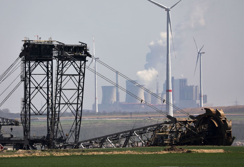 Ein Bagger gräbt am Tagebau Garzweiler, im Hintergrund das Braunkohlekraftwerk Niederaußem - und Windräder. Viel Zeit für ein neues Klimaschutzgesetz bleibt nicht. Die letzte Sitzungswoche des Bundestags vor der Wahl im September ist Ende Juni.