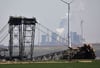 Ein Bagger gräbt am Tagebau Garzweiler, im Hintergrund das Braunkohlekraftwerk Niederaußem - und Windräder. Viel Zeit für ein neues Klimaschutzgesetz bleibt nicht. Die letzte Sitzungswoche des Bundestags vor der Wahl im September ist Ende Juni.