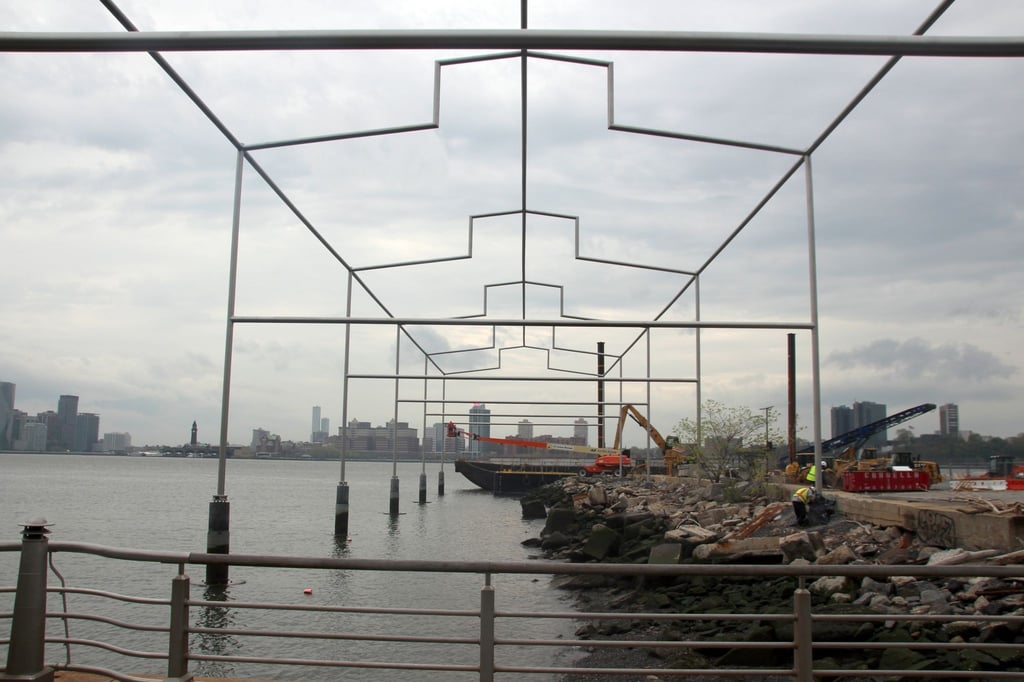 Die Umrisse eines längst abgerissenen Hafengebäudes am Ufer von Manhattan hat der US-Künstler David Hammons mit einer neuen Skulptur wieder auferstehen lassen.