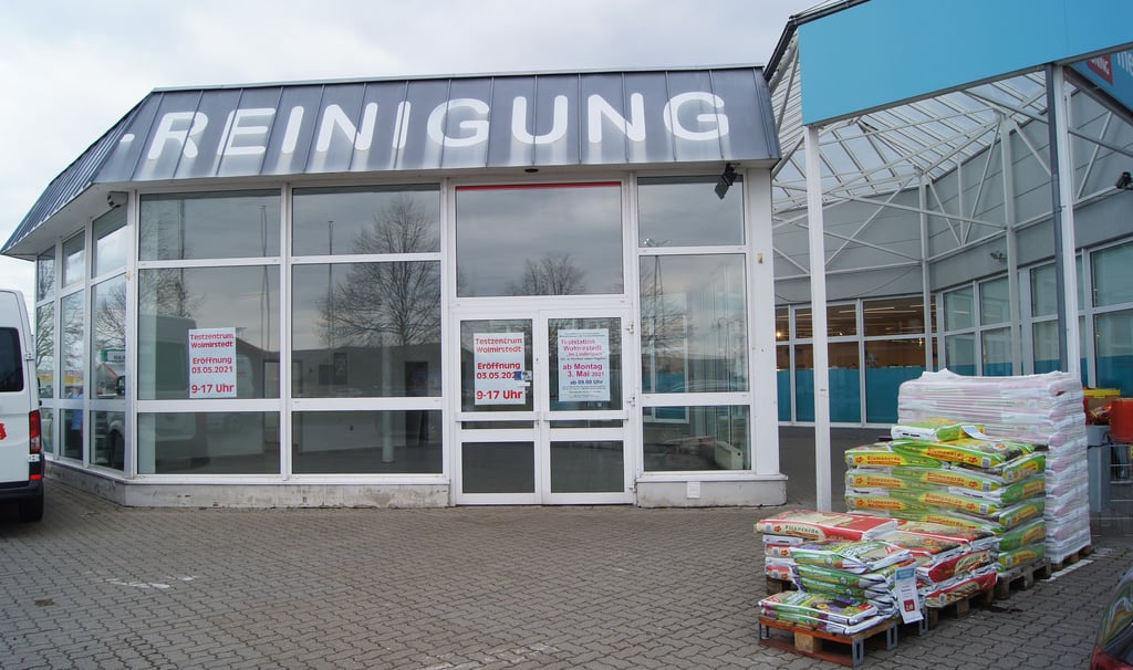 Vor kurzem gab es hier eine Textilreinigung, nun wird der Pavillon Corona-Schnelltestzentrum.