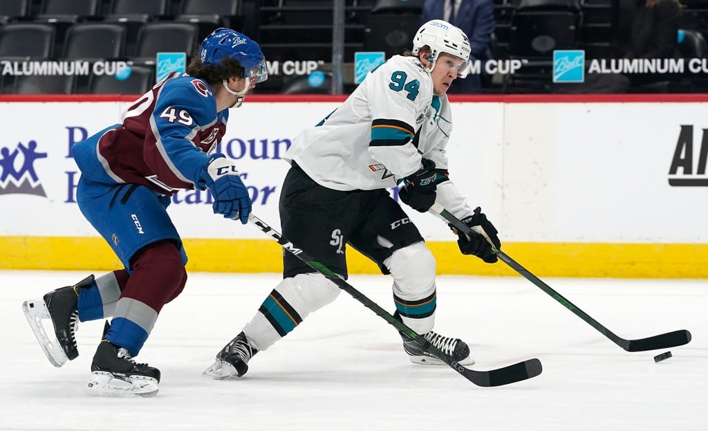 Samuel Girard (l) von den Colorado Avalanche kämpft gegen Alexander Barabanov von den San Jose Sharks um den Puck.
