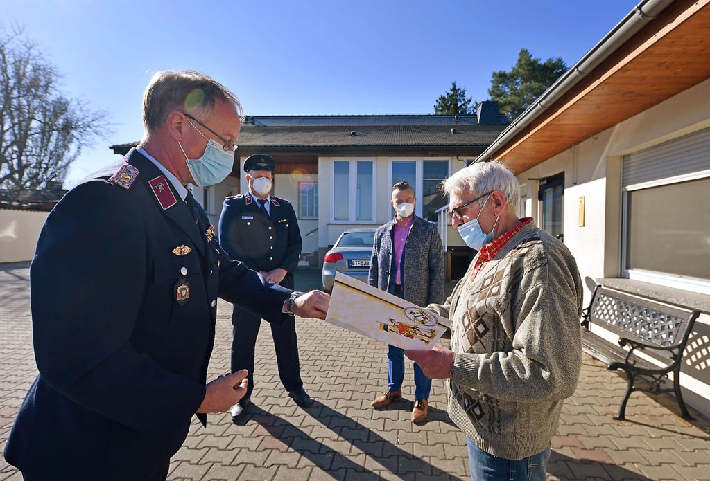 Eine Auszeichnung von der Feuerwehr für die Firma Fritz Häder.