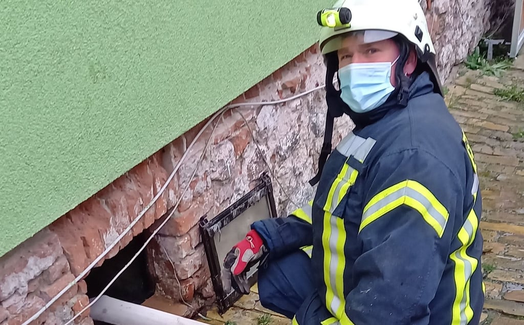 Die Kameraden der Steutzer Feuerwehr mussten am Freitagnachmittag einen Keller in der Querstraße leer pumpen.