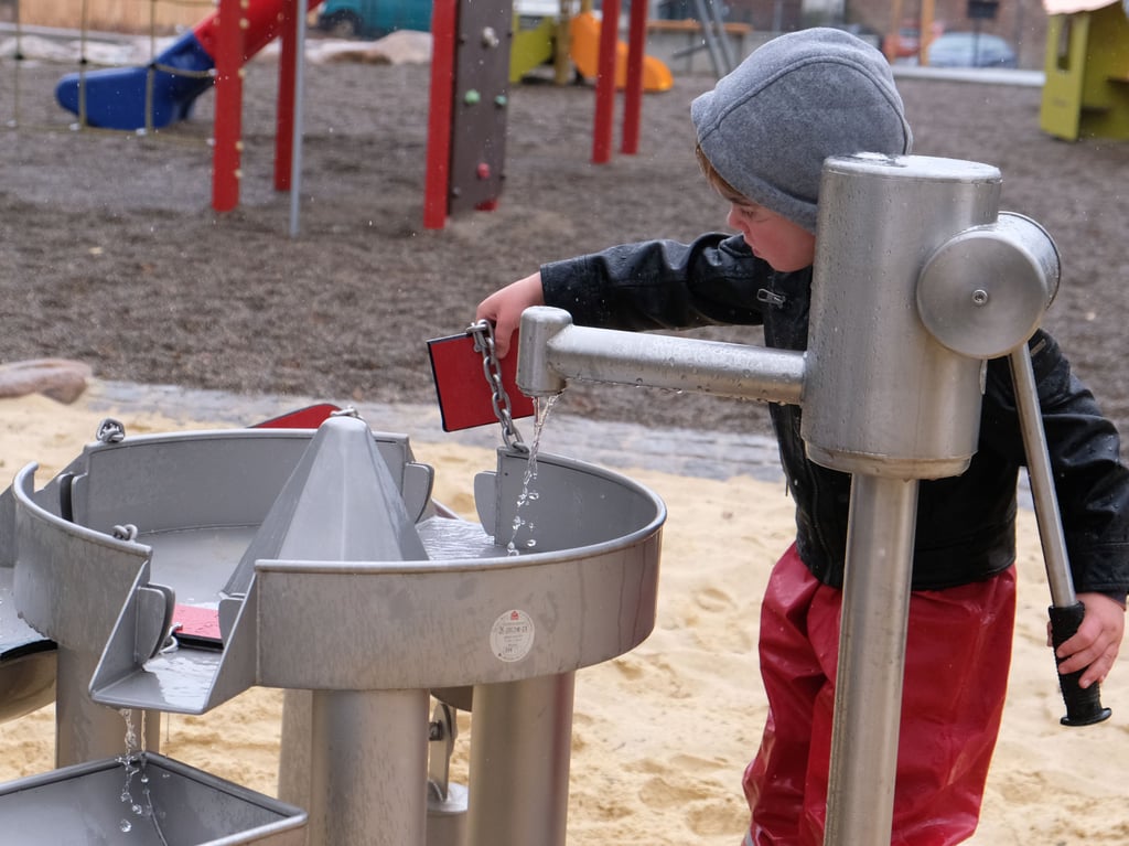 Wasser marsch! hieß es bei Ben an der Handpumpe.
