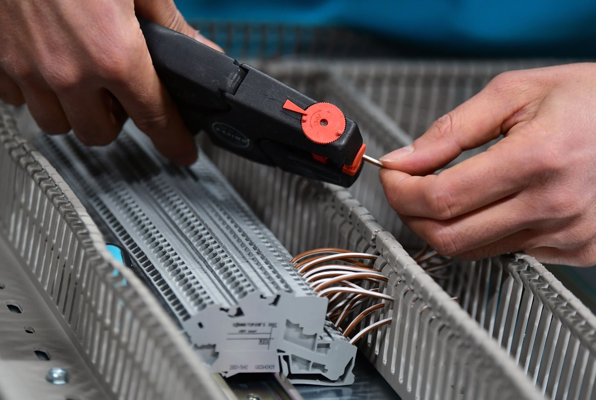 Weil dem Handwerk Fachkräfte fehlen, müssen Kunden oft lange Wartezeiten in Kauf nehmen - und Betrieben entgehen Aufträge.