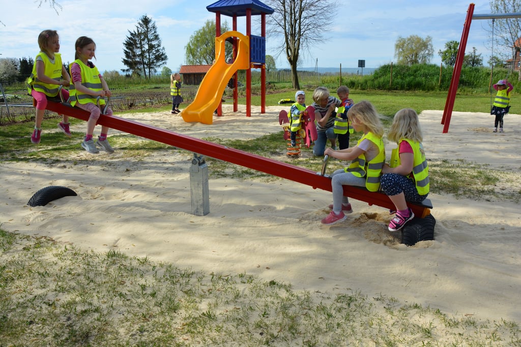 Der Aspenstedter Spielplatz ist an den Bolzplatz umgezogen. Verbunden damit sind einige neue Geräte . Die Kinder aus dem "Spatzennest" nahmen am 10. Mai den Platz in Besitz.